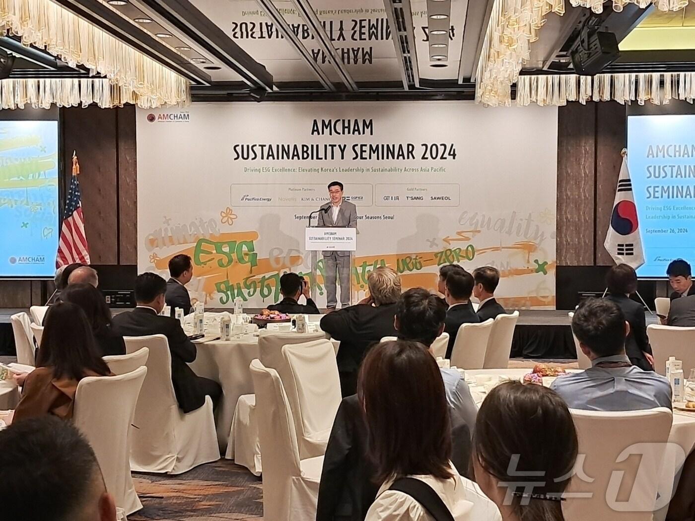 본문 이미지 - 경기경제청이 26일 주한미국상공회의소 회원을 대상으로 투자설명회를 갖고 있다.(경긱도 제공)