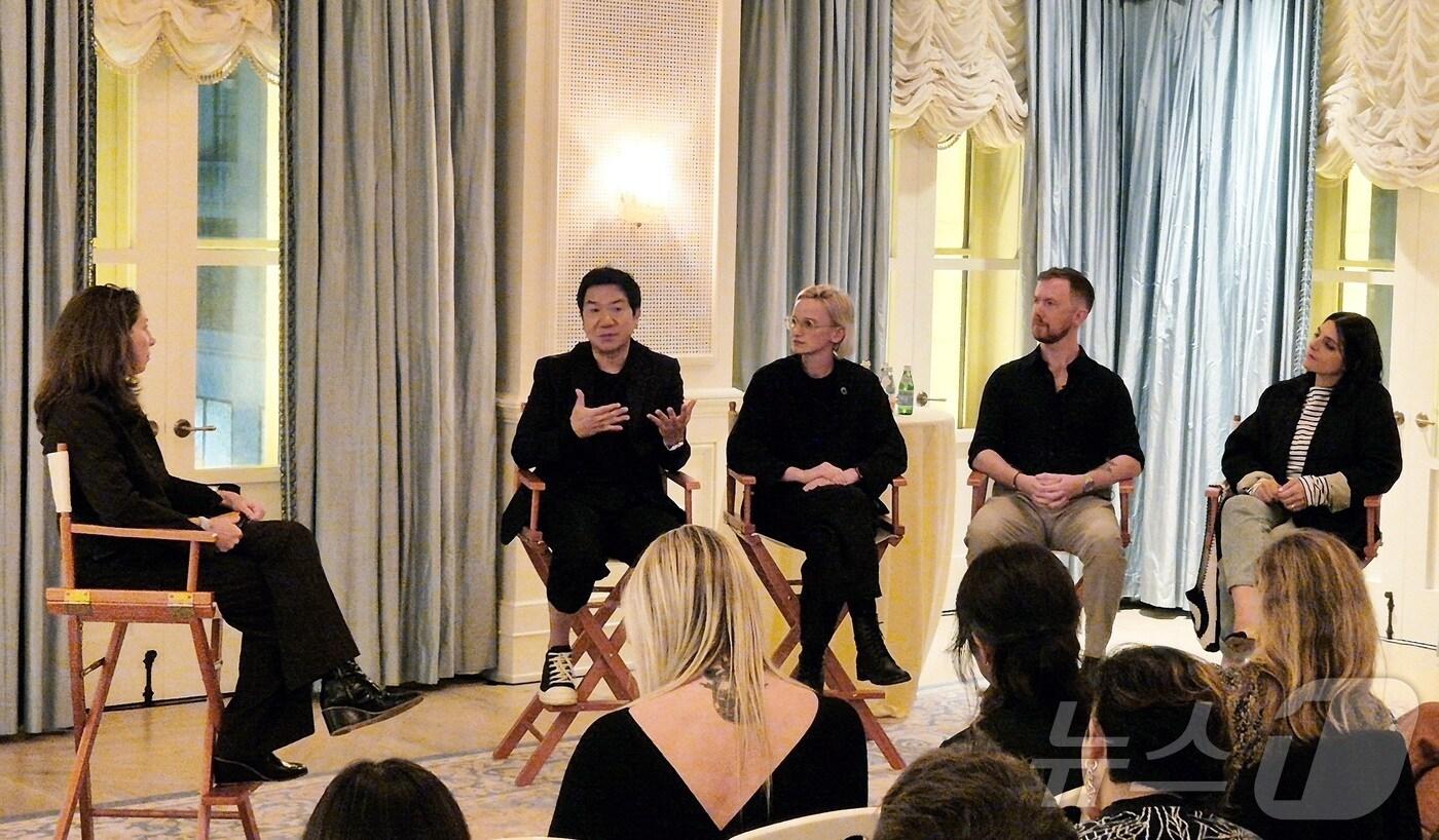 본문 이미지 - 25일(현지시간) 미국 뉴욕에서 진행된 기후 주간(NYC Climate Week) 행사에서 현대제네시스글로벌디자인 담당 이상엽 부사장(왼쪽 두번째)이 로드아일랜드 디자인스쿨(RISD)의 전략 파트너십 담당 세라 커닝햄 부학장(왼쪽 첫번째) 등과 함께 패널 토론을 하고 있다(현대자동차·기아 제공). 2024.09.25.