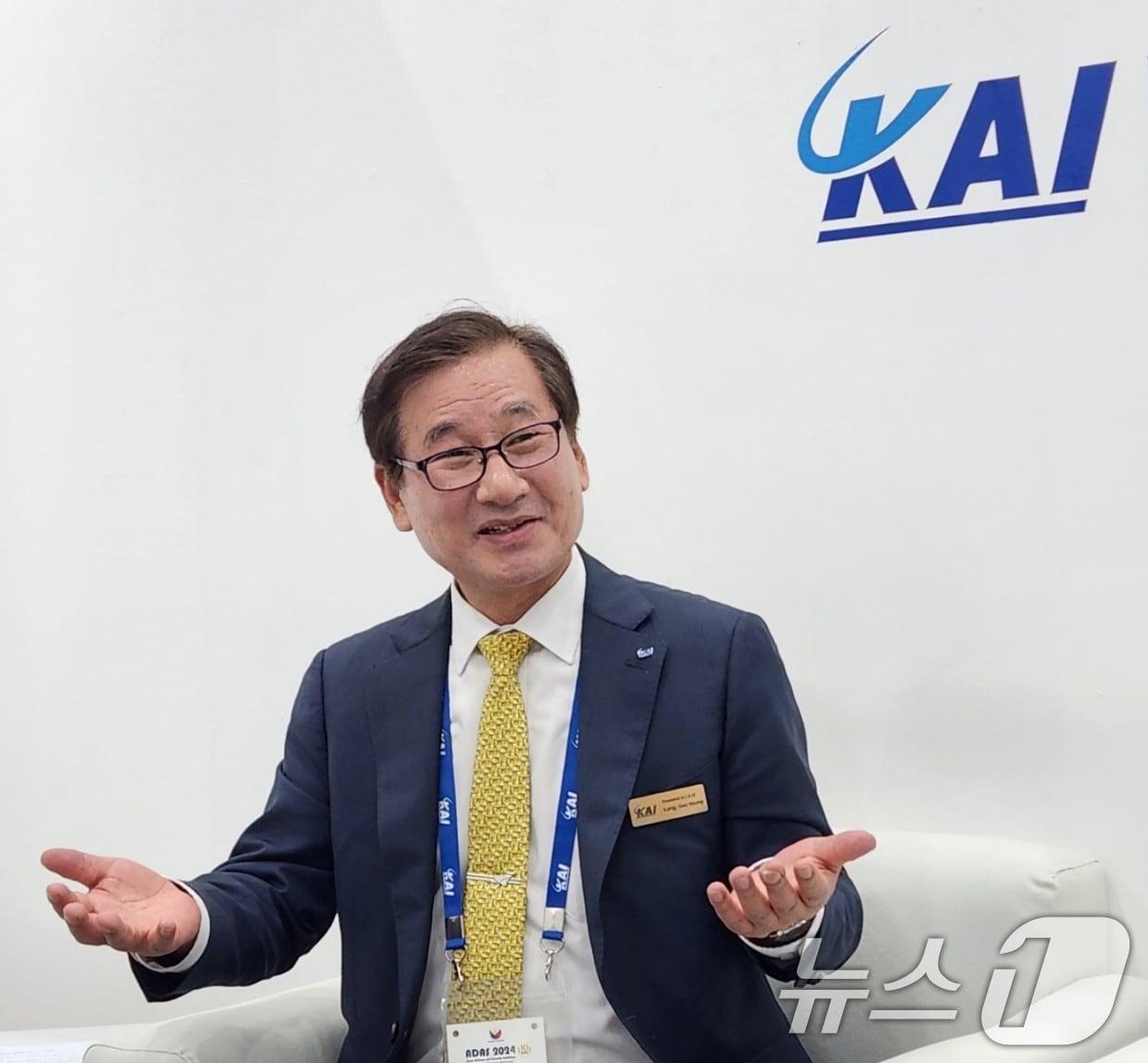 본문 이미지 - 강구영 한국항공우주산업(KAI) 사장이 26일(현지시간) 필리핀 마닐라에서 열린 국제방산전시회 'ADAS 2024' 내 KAI부스에서 인터뷰를 하고 있다. 2024.9.27/뉴스1 ⓒ News1 국방부 공동취재단