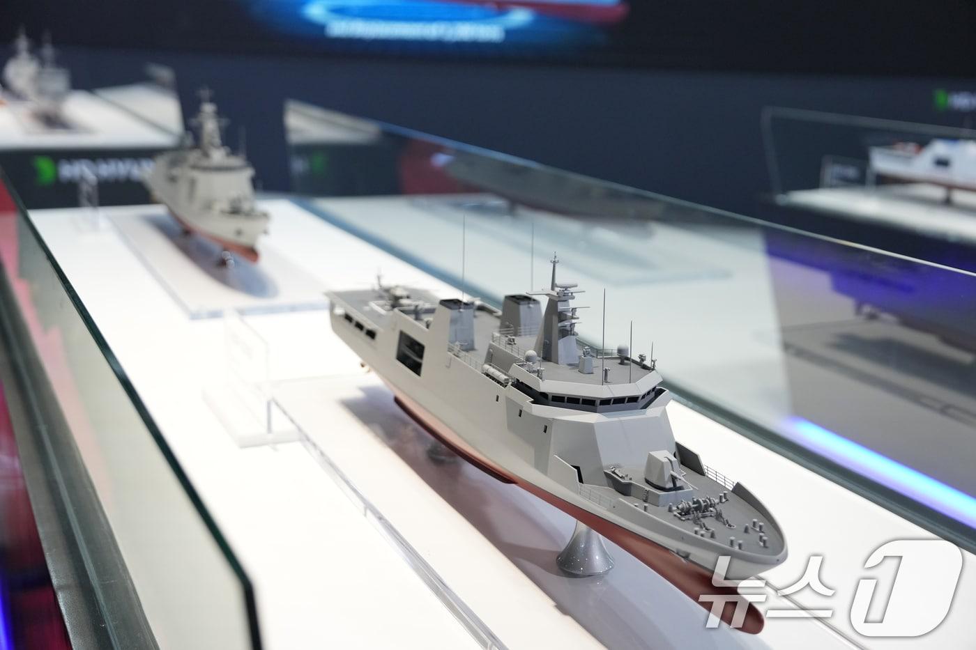 지난해 9월26일(현지시간) 필리핀 마닐라에서 열린 국제방산전시회 'ADAS 2024' 내 HD현대중공업 부스에 수상함 모형이 놓여 있다. (한국방위산업진흥회 제공) 2024.9.27/뉴스1