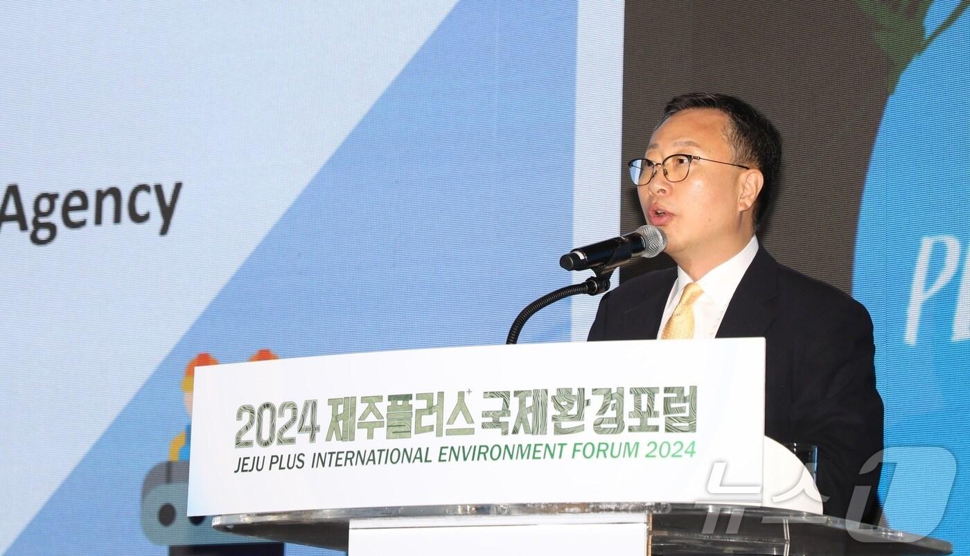 김홍석 한국순환자원유통지원센터(KORA) 시장관리본부장이 27일 오전 제주 서귀포시 제주부영호텔리조트에서 열린 '2024 제주플러스 국제환경포럼' 세션3에서 기조발제를 하고 있다.2024.9.27/뉴스1 ⓒ News1 고동명 기자