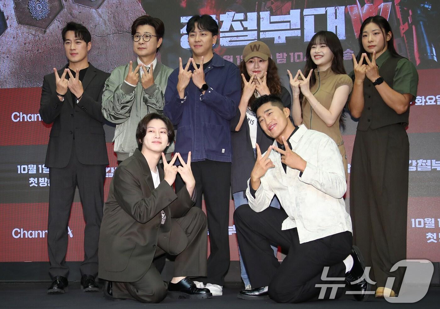 김희철과 최영재, 김성주, 신재호 PD, 강숙경 작가, 장은실, 김동현이 27일 오전 서울 마포구 상암동 스탠포드호텔에서 열린 채널A '강철부대W' 제작발표회에 참석해 포즈를 취하고 있다. 2024.9.27/뉴스1 ⓒ News1 권현진 기자