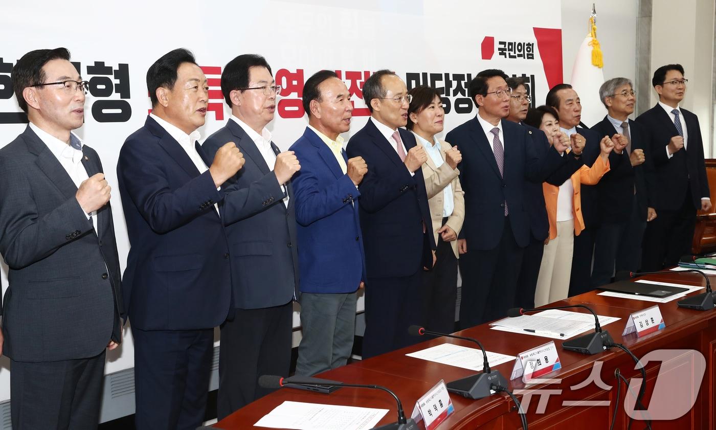 본문 이미지 - 추경호 국민의힘 원내대표와 송미령 농림축산식품부 장관 등이 27일 오전 서울 여의도 국회에서 열린 한국형 소득·경영 안전망 민당정 협의회에서 기념촬영을 하고 있다. 2024.9.27/뉴스1 ⓒ News1 이광호 기자