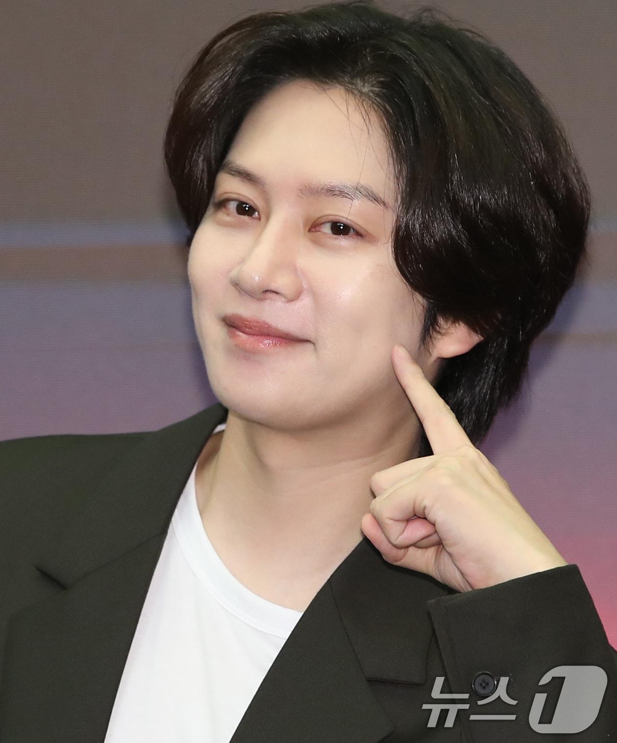 본문 이미지 - 가수 김희철이 서울 마포구 상암동 스탠포드호텔에서 열린 채널A '강철부대W' 제작발표회에 참석해 포즈를 취하고 있다. /뉴스1 ⓒ News1 권현진 기자