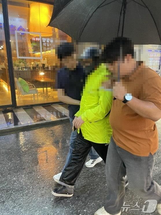 본문 이미지 - 광주출입국·외국인사무소가 불법 배달대행 라이더로 활동한 외국인을 붙잡아 이송하고 있다.(광주출입국·외국인사무소 제공) 2024.9.27