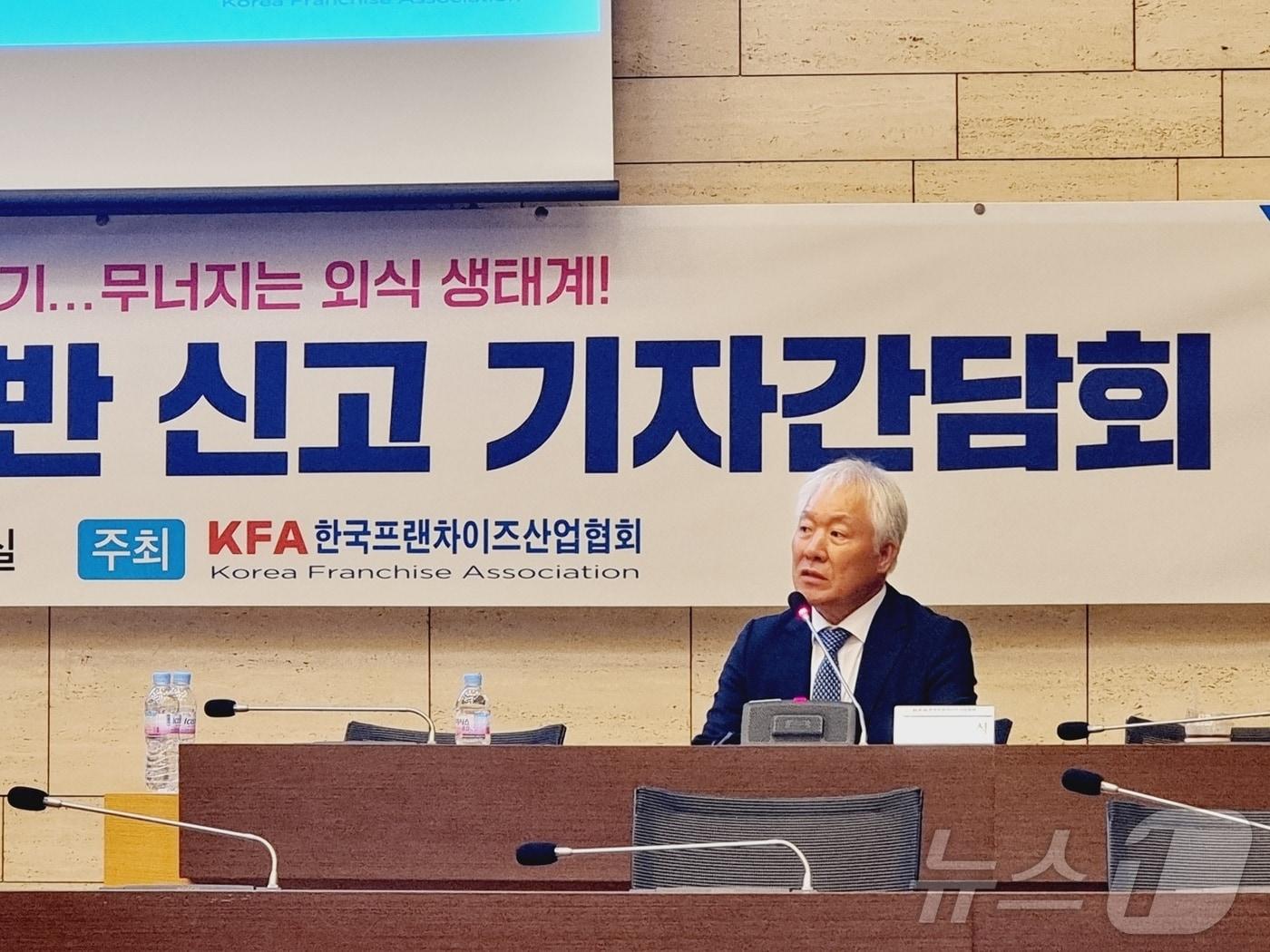 본문 이미지 - 한국프랜차이즈협회가 27일 서울 중구 대한상공회의소 의원회의실에서 '배달의 민족 공정거래법 위반 신고' 기자간담회를 진행했다. 정현식 협회장이 취재진의 질문에 답하고 있다. ⓒ News1 이형진 기자