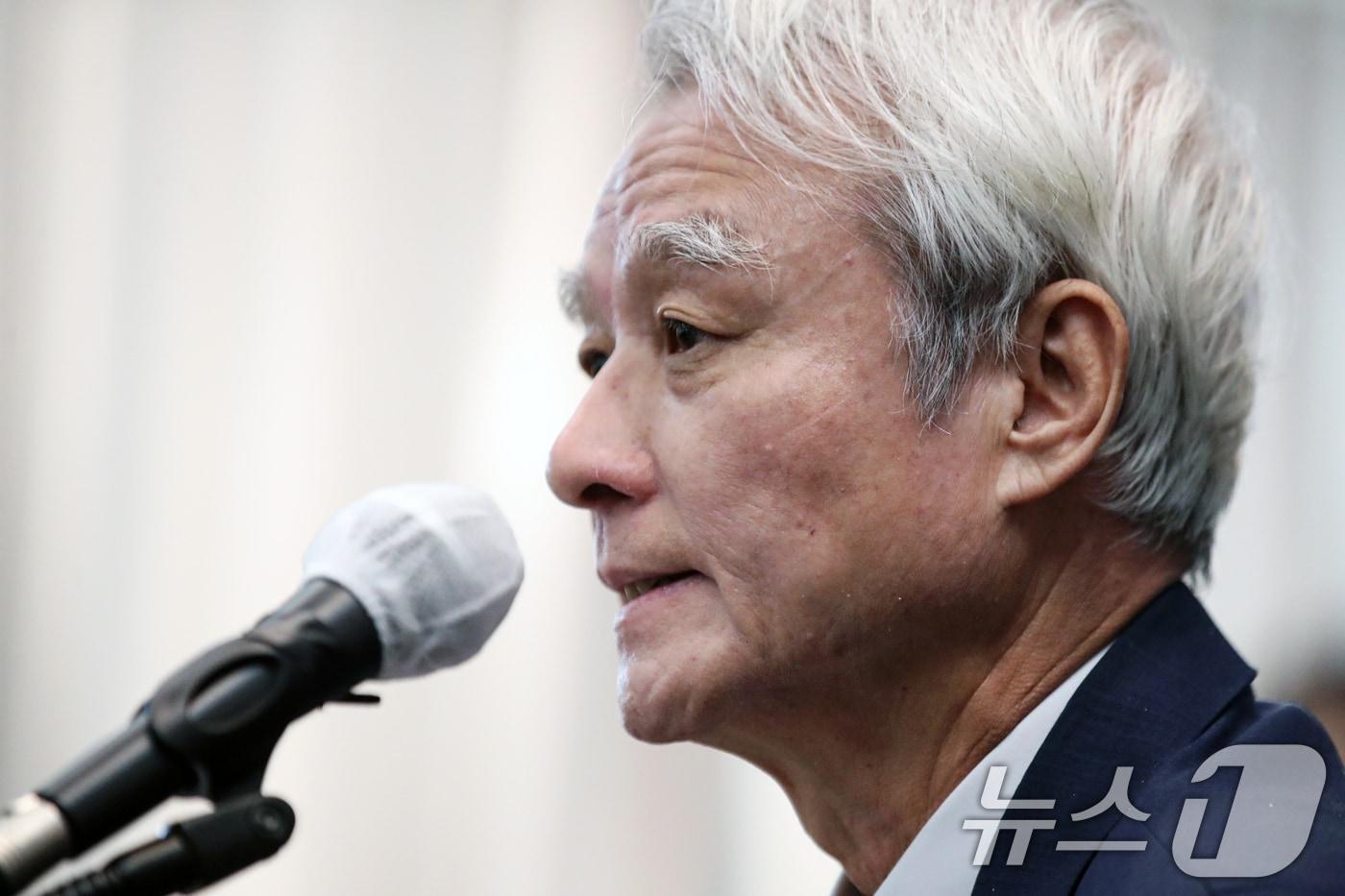 본문 이미지 - 강성두 영풍 사장이 27일 오전 서울 중구 프레스센터에서 고려아연 주식 공개매수에 대한 설명을 하고 있다. 2024.9.27/뉴스1 ⓒ News1 이승배 기자