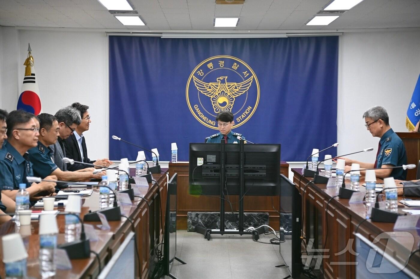 본문 이미지 - 26일 강원 강릉경찰서를 찾은 엄성규 강원경찰청장(사진 가운데)이 서 지휘부와 간담회를 갖고 있다.(강원경찰청 제공) 2024.9.27/뉴스1