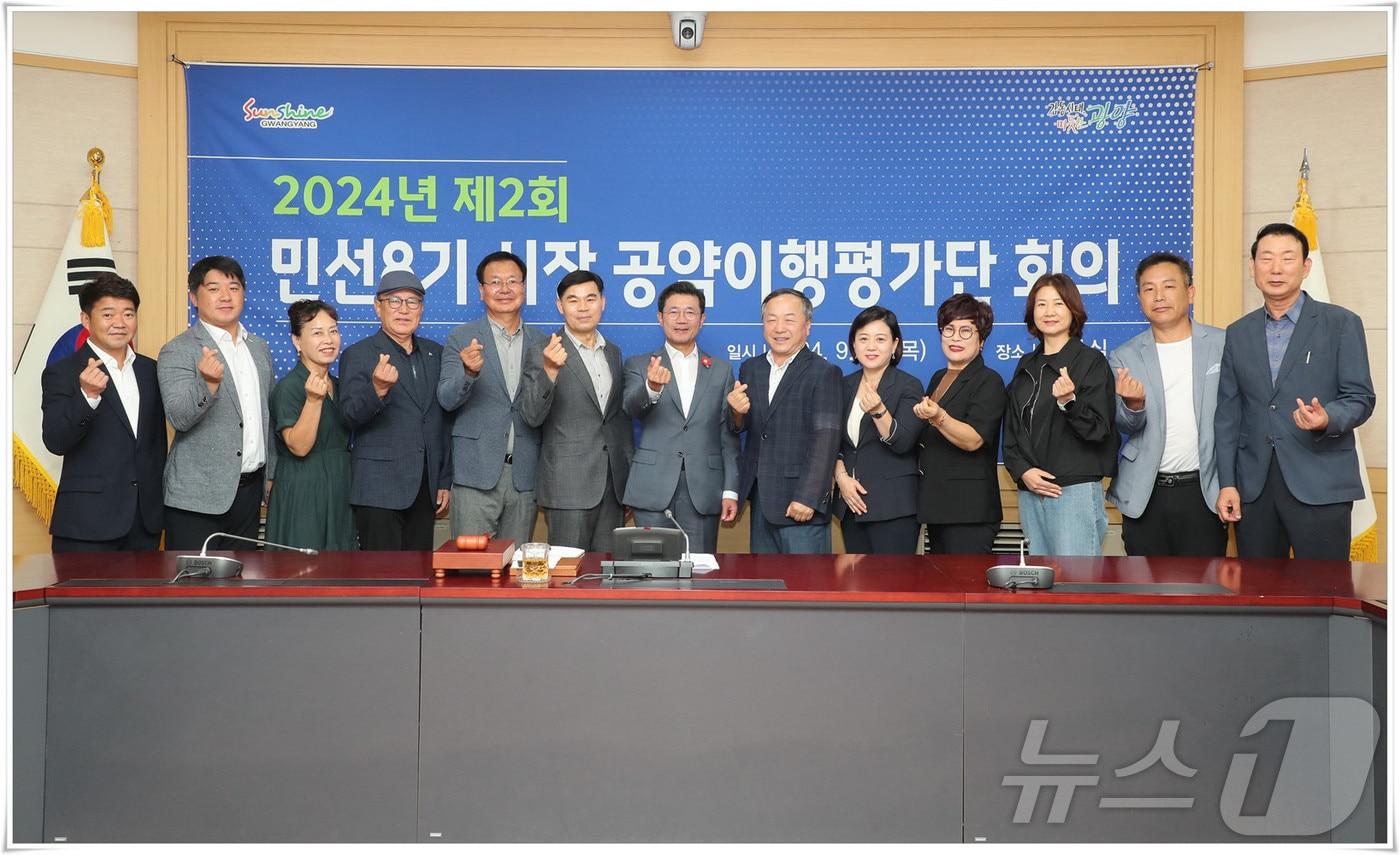  민선8기 정인화 광양시장이 공약이행평가단(2기)에게 위촉장을 전달하고 있다(광양시 제공)2024.9.27/