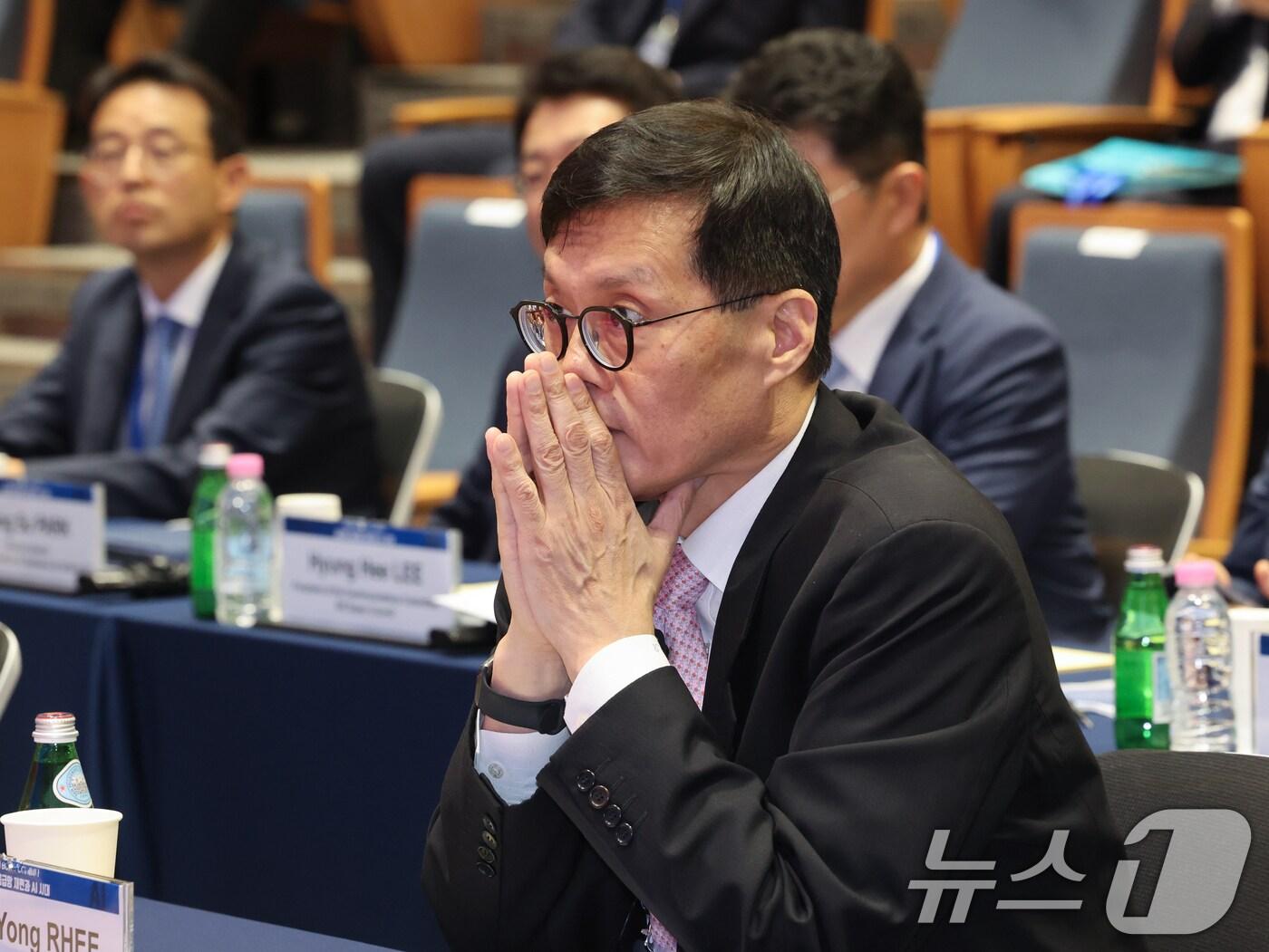 본문 이미지 - 이창용 한국은행 총재가 지난달 27일 오후 서울 중구 한국은행 통합별관에서 열린 ‘제3회 한국은행-대한상공회의소 세미나‘에서 생각에 잠겨 있다. /뉴스1 ⓒ News1 황기선 기자