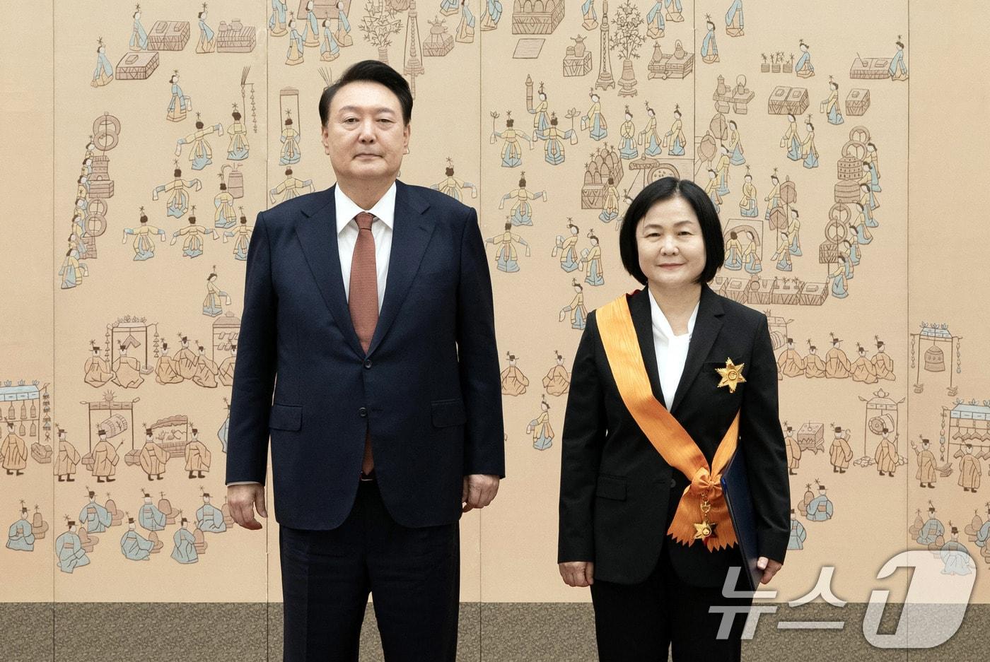 윤석열 대통령이 27일 서울 용산 대통령실 청사에서 임기를 마친 이은애 전 헌법재판관에게 청조근정훈장을 수여한 뒤 기념 촬영을 하고 있다. (대통령실 제공) 2024.9.27/뉴스1 ⓒ News1 박지혜 기자