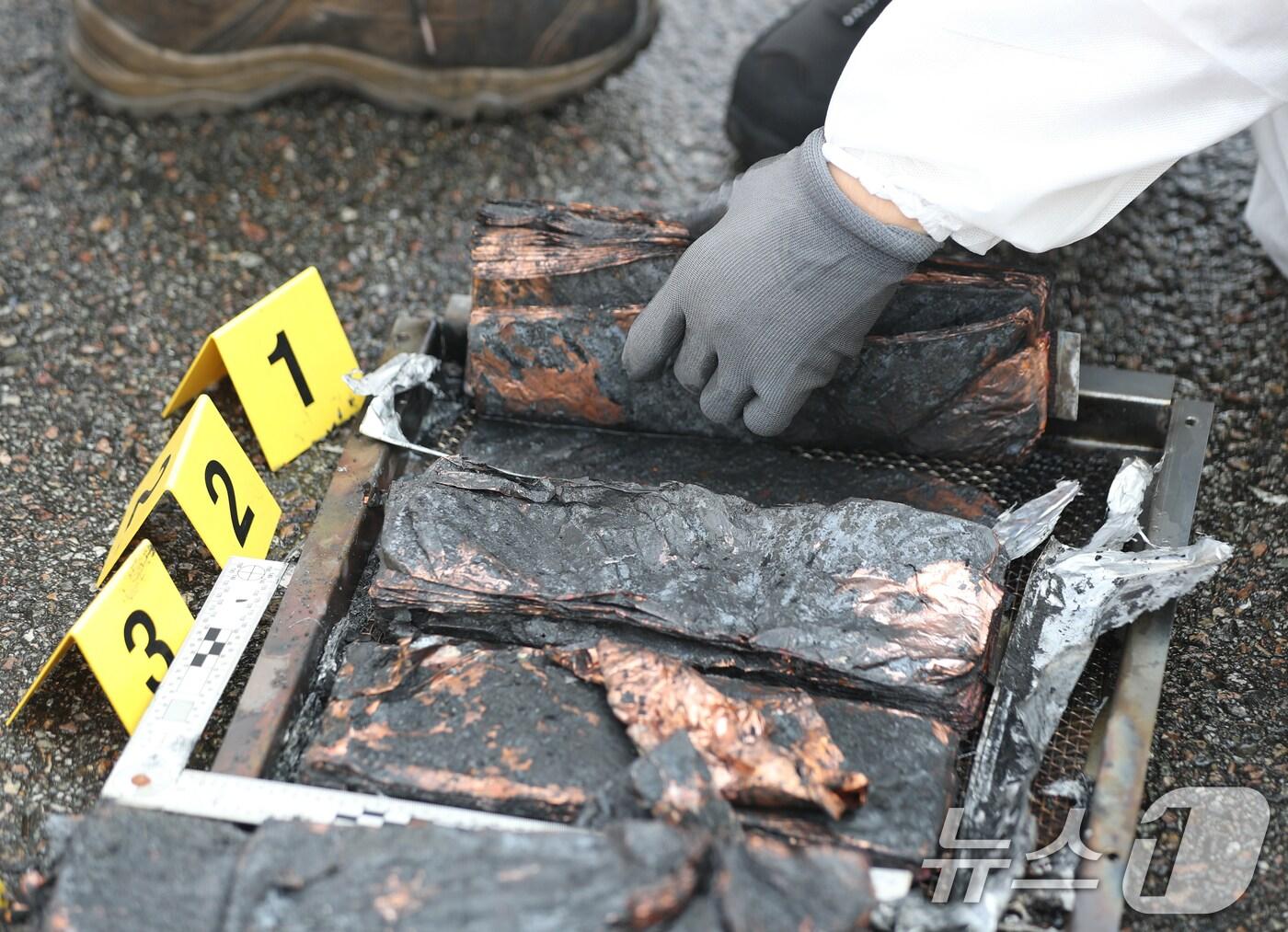 본문 이미지 - 경기 평택시 포승읍 평택해양결찰서 전용부두에서 열린 '전기차 화재진압 및 화재감식 대응역량 강화 훈련'에서 해양결찰 과학수사팀 관계자들이 화재감식 기법 공유를 하고 있다. 2024.9.27/뉴스1 ⓒ News1 김영운 기자