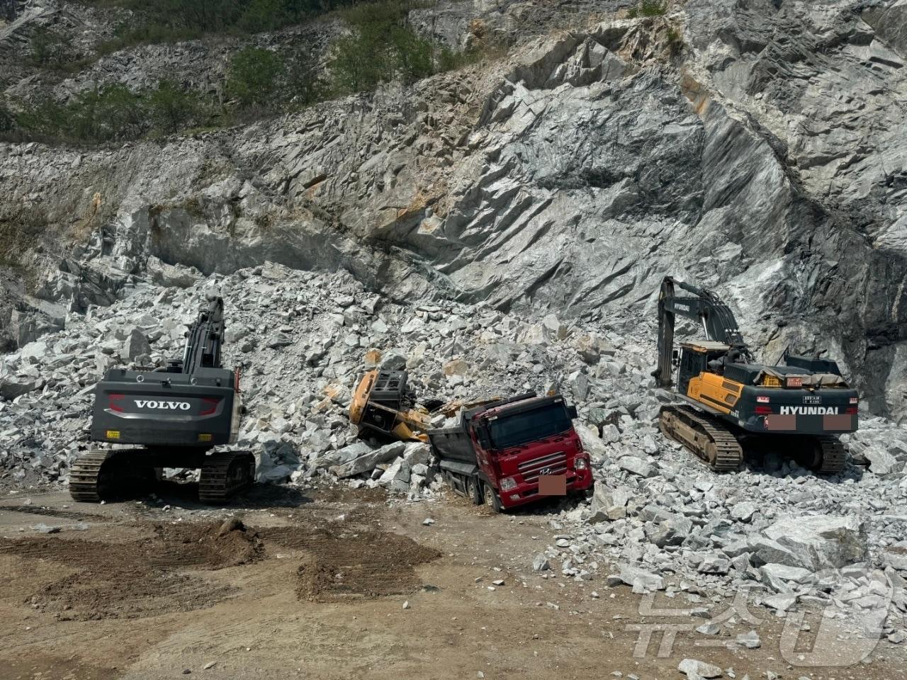 본문 이미지 - 충주 골재 채취 작업장 사고 현장(충주소방서 제공).2024.9.27/뉴스1 