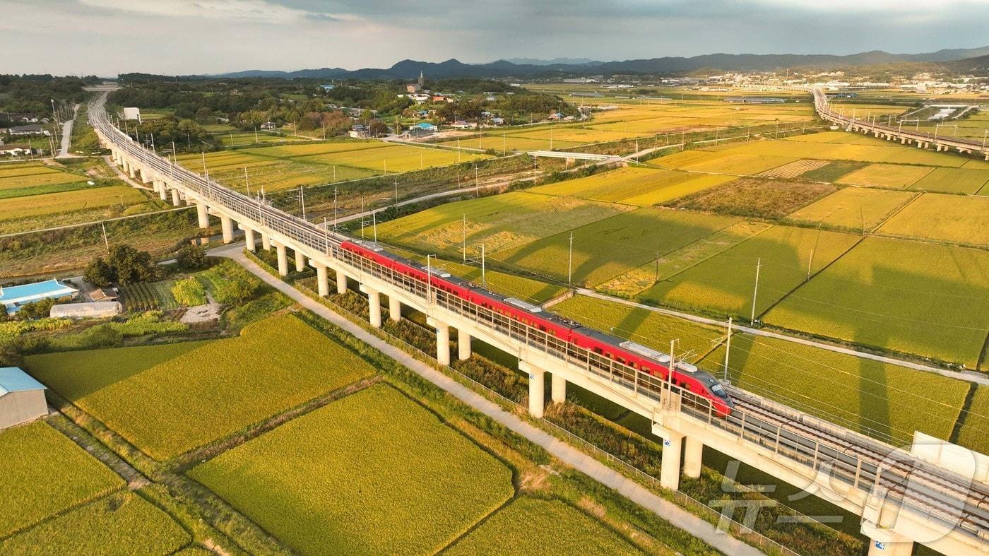  서해선 임시운행 열차가 홍성역을 빠져나와 서화성 방면으로 달리고 있는 모습 &#40;홍성군 제공 