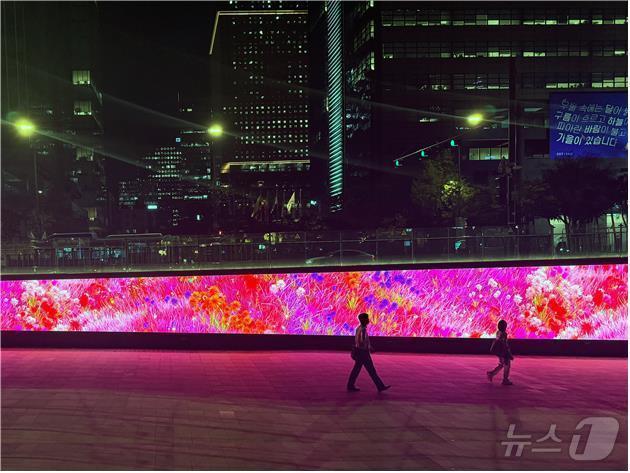 본문 이미지 - 해치마당 미디어월 전시 모습.(서울시 제공) 