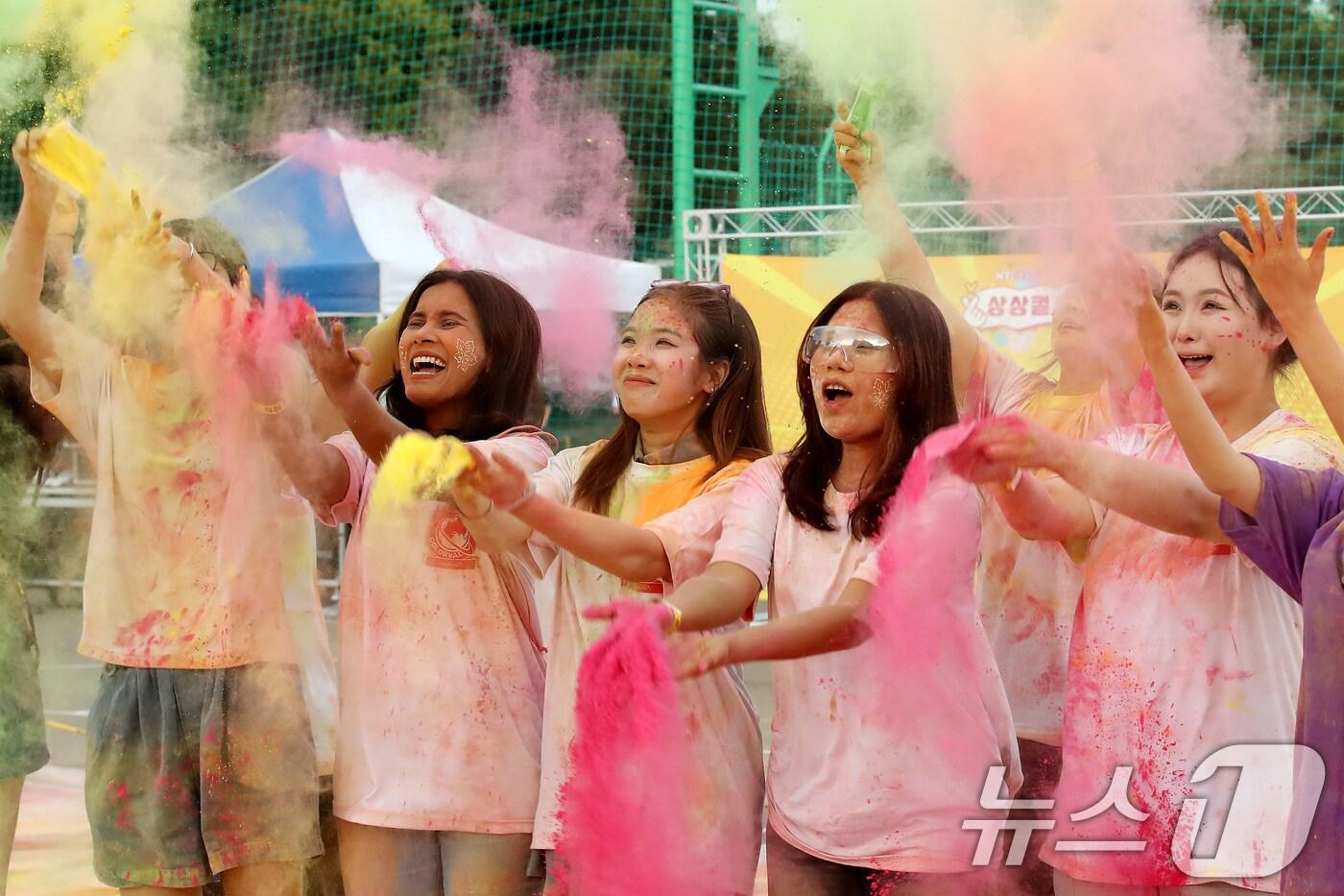 27일 오후 대구 달서구 계명대학교 성서캠퍼스에서 열린 '외국인 유학생을 위한 상상 컬러벌 축제'에 참여한 유학생들이 흥겨운 K-POP 음악 속에서 오색 컬러 파우더를 뿌리며 축제를 즐기고 있다. 2024.9.27/뉴스1 ⓒ News1 공정식 기자
