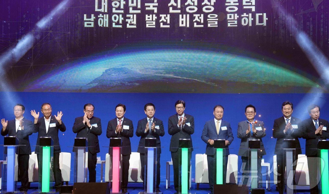본문 이미지 - 김영록 전남도지사가 27일 영암 호텔현대에서 열린 ‘2024 남해안 미래비전포럼’에서 박형준 부산시장, 박완수 경남도지사, 지역 국회의원 등 주요 내·외빈들과 남해안권 발전을 기원하는 퍼포먼스를 하고 있다.(전남도 제공) 2024.9.27/뉴스1