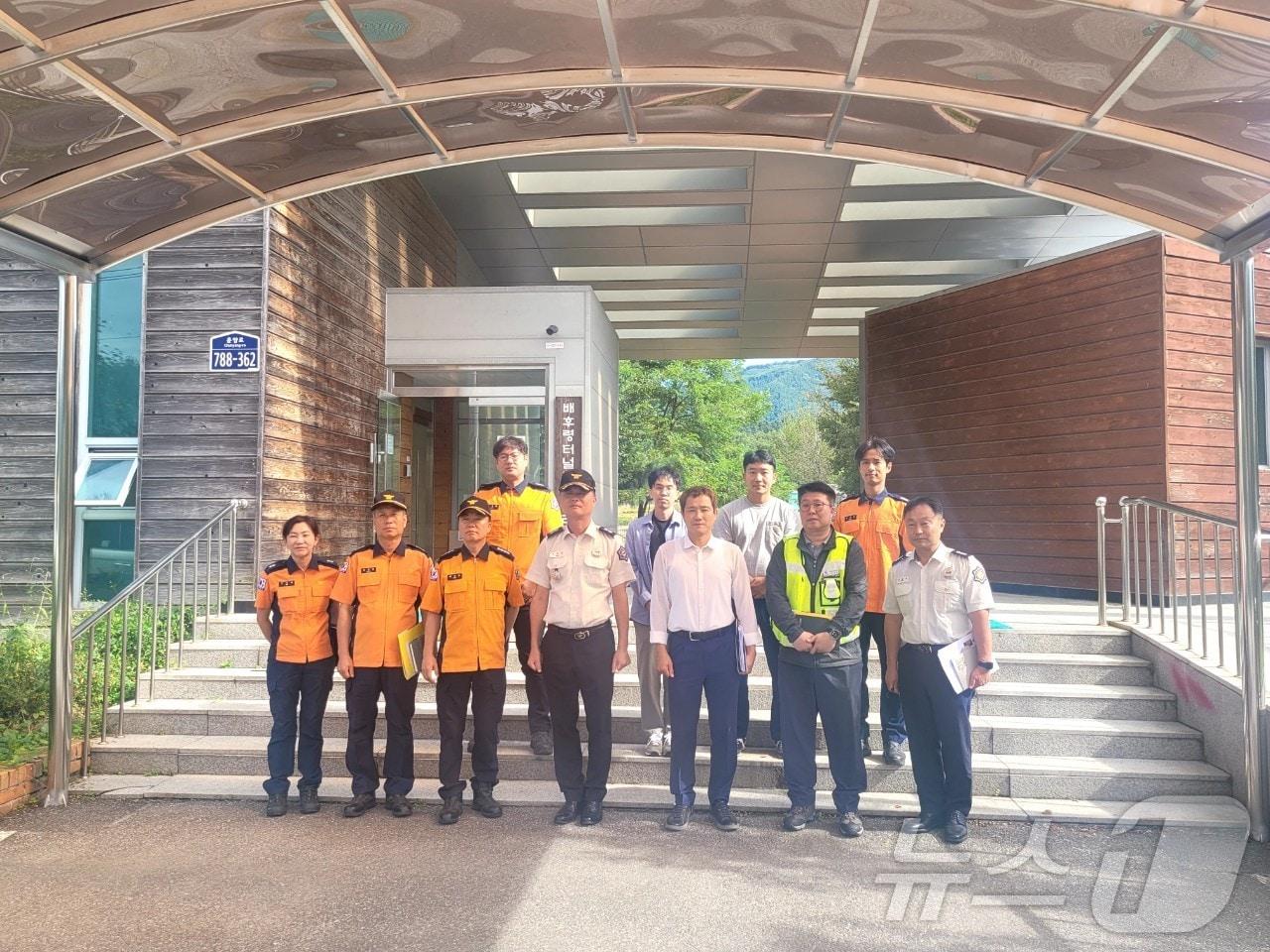 본문 이미지 - 강원특별자치도 소방본부는 27일 원주지방국토관리청과 국도 46호선 배후령 터널을 찾아 현장 안전점검을 실시한 뒤 기념촬영을 하고 있다.(도소방본부)