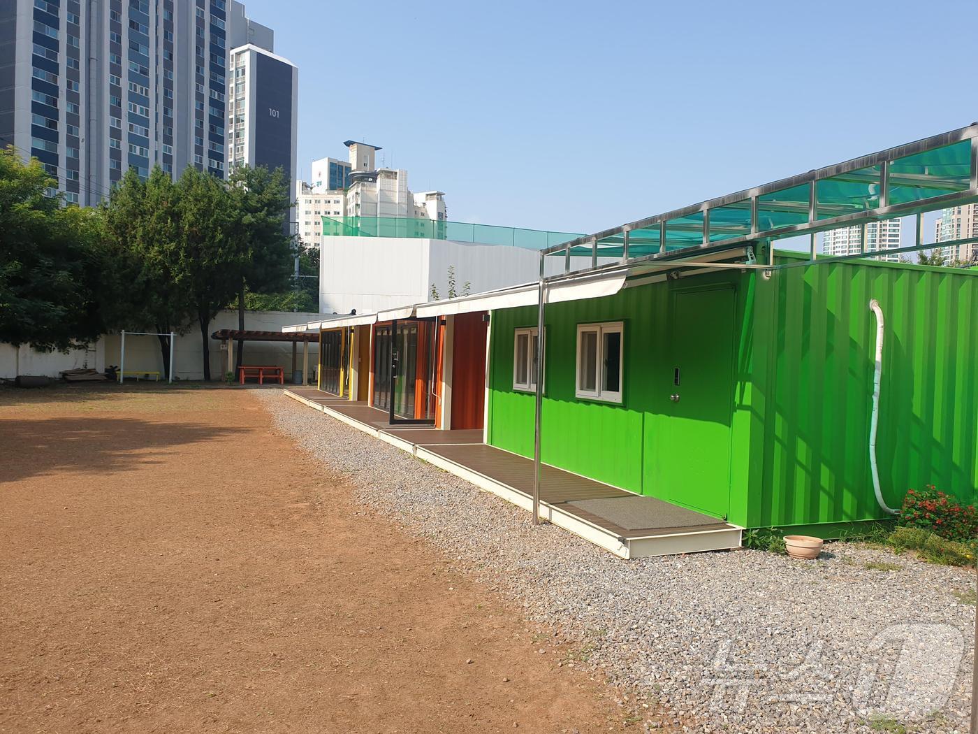 본문 이미지 - 서울 용산세무서에 설치된 임시가설물(김영진 의원실 제공). 2024.9.27/뉴스1