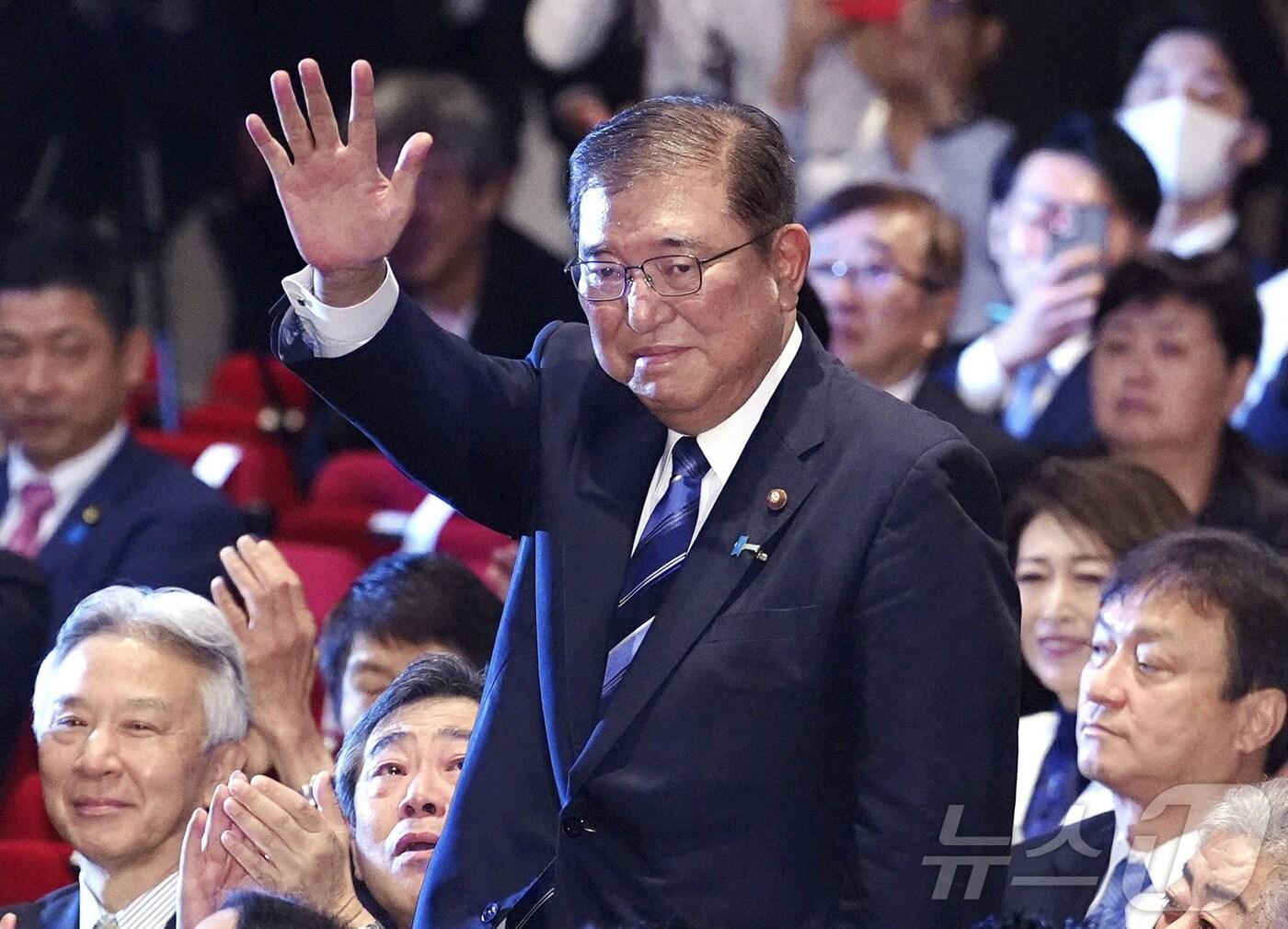 본문 이미지 - 27일 일본 도쿄 자민당 본부에서 차기 총재로 당선된 이시바 시게루 전 간사장이 손을 들어 당원들에게 화답하고 있다. 2024.09.27/ ⓒ 로이터=뉴스1 ⓒ News1 권진영 기자