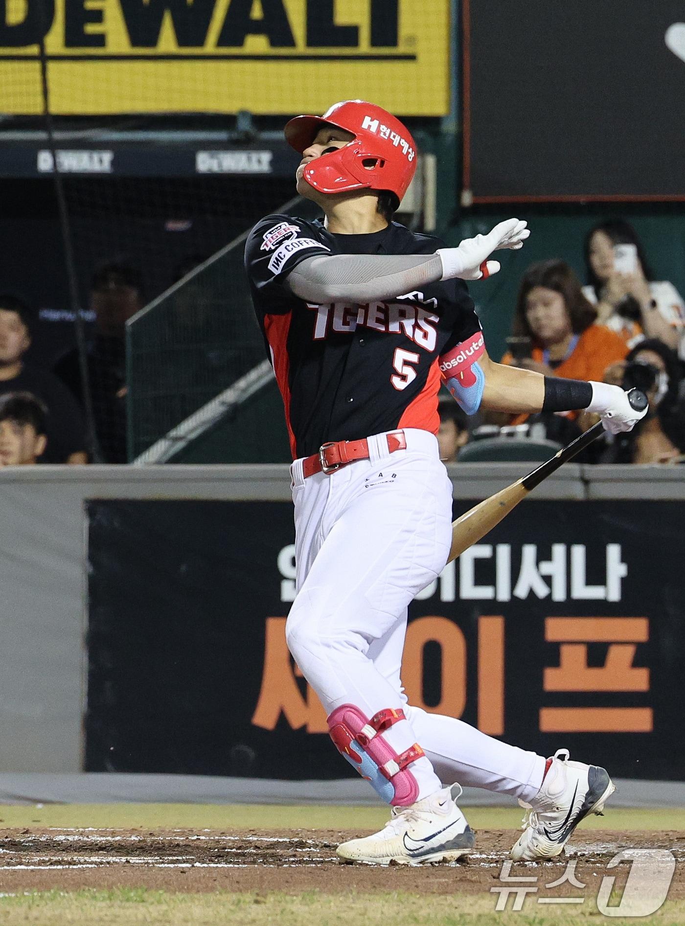 본문 이미지 - 27일 오후 대전 한화생명 이글스파크에서 열린 프로야구 &#39;2024 신한 SOL 뱅크 KBO리그&#39; KIA 타이거즈와 한화 이글스의 경기, KIA 공격 3회초 2사 상황에서 타석에 들어선 김도영이 타격하고 있다. 2024.9.27/뉴스1 ⓒ News1 장수영 기자