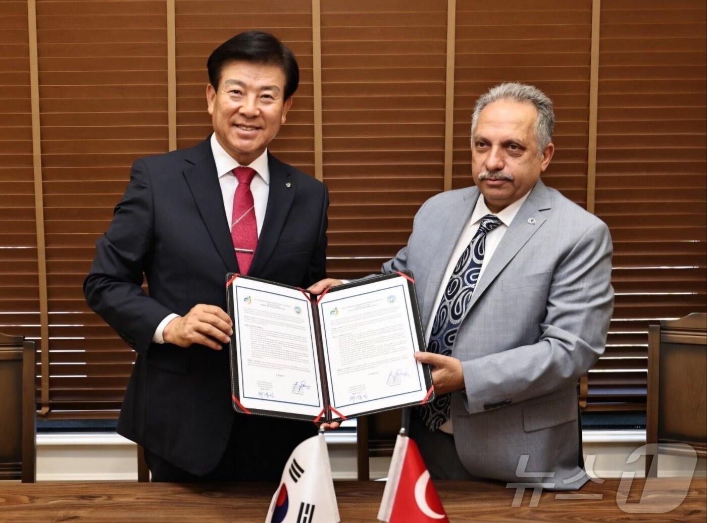 본문 이미지 - 박범인 금산군수(왼쪽)와 튀르키예공화국  카이세리주 무스타파얄츤 탈라스구청장(오른쪽)과 우호도시 협력을 위한 양해각서를 체결한 후 기념 촬영하고 있다.
