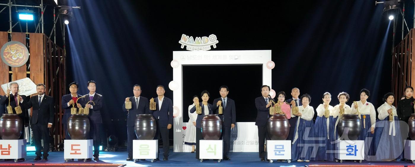 본문 이미지 - 김영록 전라남도지사가 27일 목포문화예술회관 일원에서 “남도의 맛! 세계를 잇다!”라는 주제로 열린 ‘제30회 국제남도음식문화큰잔치 개막식’에서 주요내빈들과 장 담그기 퍼포먼스를 하고 있다.(전남도 제공) 2024.9.27/뉴스1 