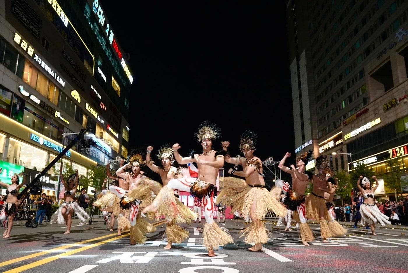 본문 이미지 - '천안흥타령춤축제' 거리퍼레이드. (천안시청 제공)
