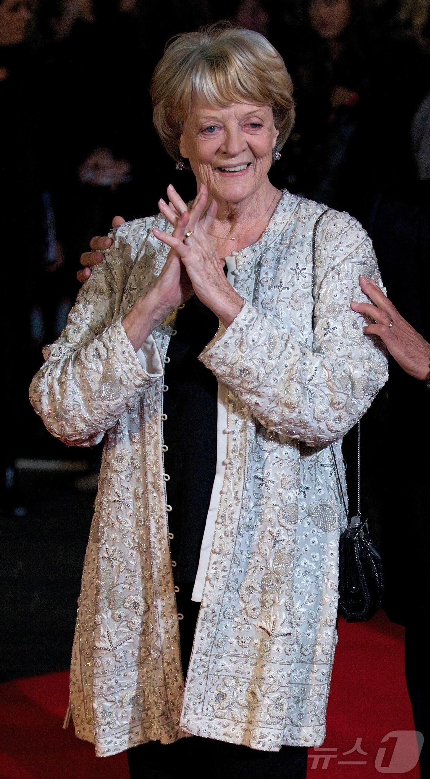 본문 이미지 - 영국 런던에서 제56회 BFI 영화제 레드카펫에서 당시 여우주연상 후보에 오른 배우 매기 스미스가 포즈를 취하고 있다. 2012.10.15/ ⓒ AFP=뉴스1 ⓒ News1 권진영 기자