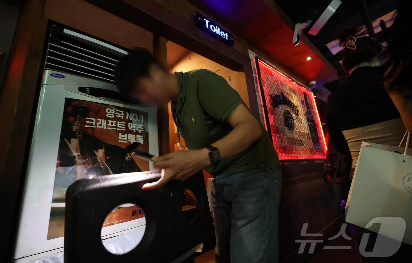 본문 이미지 - 지난 9월 27일 저녁 서울 용산구 이태원 인근 유흥시설 밀집 구역에서 마약수사대를 비롯한 형사기동대와 유관기관 관계자들이 마약류 범죄 합동단속을 펼치고 있다. 2024.9.28/뉴스1 ⓒ News1 이동해 기자