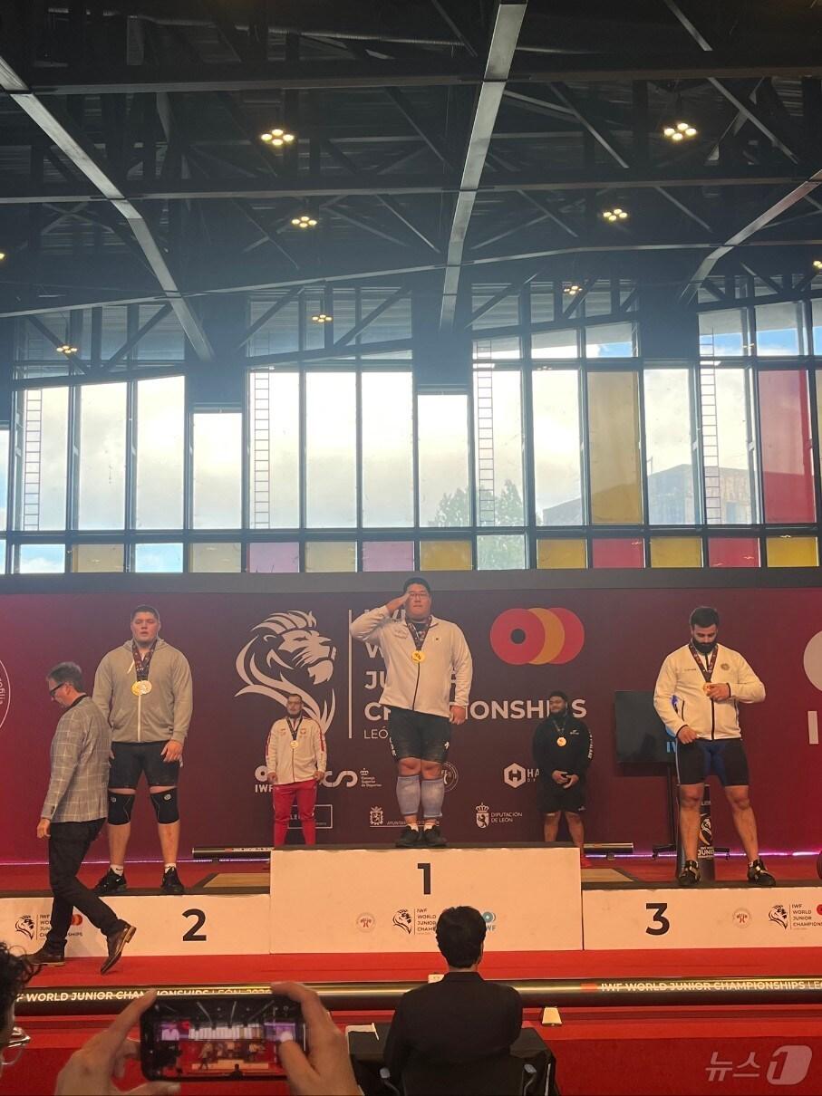 본문 이미지 - 남자 역도 유망주 남지용이 2024 세계주니어역도선수권에서 2개의 금메달을 목에 걸었다. (대한역도연맹 제공)