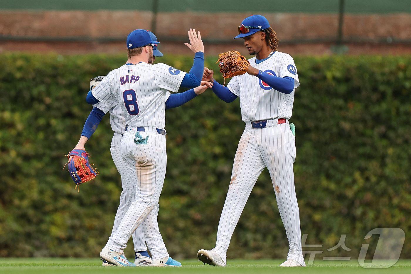 시카고 컵스 선수들이 28일(한국시간) 열린 신시내티 레즈와의 경기에서 승리한 뒤 기뻐하고 있다. ⓒ AFP=뉴스1