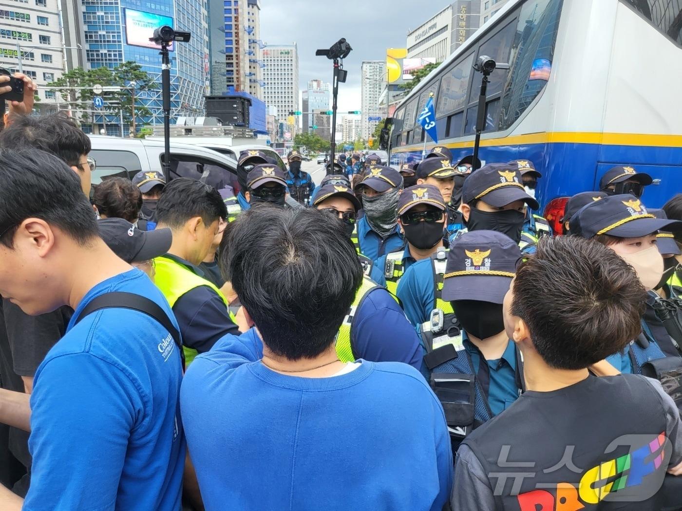 본문 이미지 - '제16회 대구퀴어문화축제'가 열린 28일 본격적인 축제 시작에 앞서 주최 측과 경찰이 무대와 안전펜스 설치 등을 놓고 이견을 보이며 대치하고 있다. 2024.9.28/뉴스1 ⓒ News1 남승렬 기자