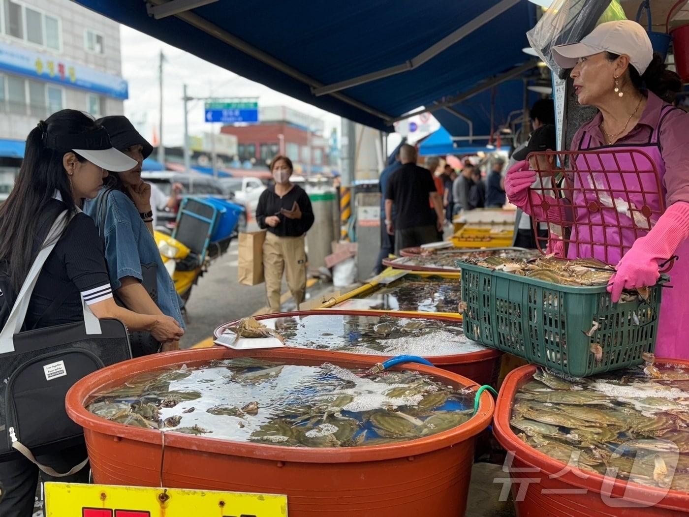 본문 이미지 - 28일 오후 2시 인천 소래포구어시장에는 해산물을 사러 온 손님들로 가득했다.2024.9.28 ⓒ News1 박소영 기자
