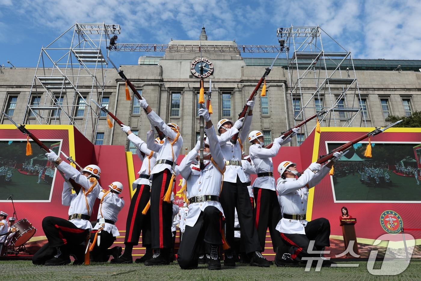 28일 오후 서울광장에서 열린 제74주년 서울수복 기념행사에서 해병대 의장대가 의장을 선보이고 있다. 2024.9.28/뉴스1 ⓒ News1 신웅수 기자