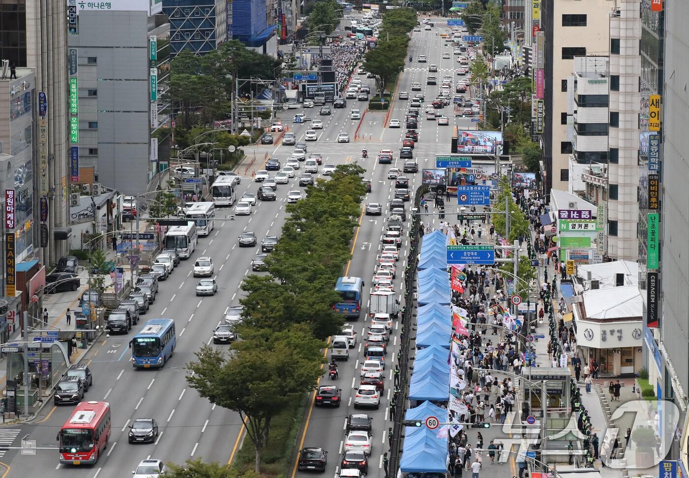 지난해 9월28일 오후 대구 중구 반월당네거리 인근 달구벌대로에서 제16회 대구퀴어문화축제와 이를 반대하는 대구경북 퀴어(동성애) 반대 국민대회가 동시에 열려 주말 도심 도로에서 극심한 정체를 빚었다. 2024.9.28/뉴스1 ⓒ News1 공정식 기자