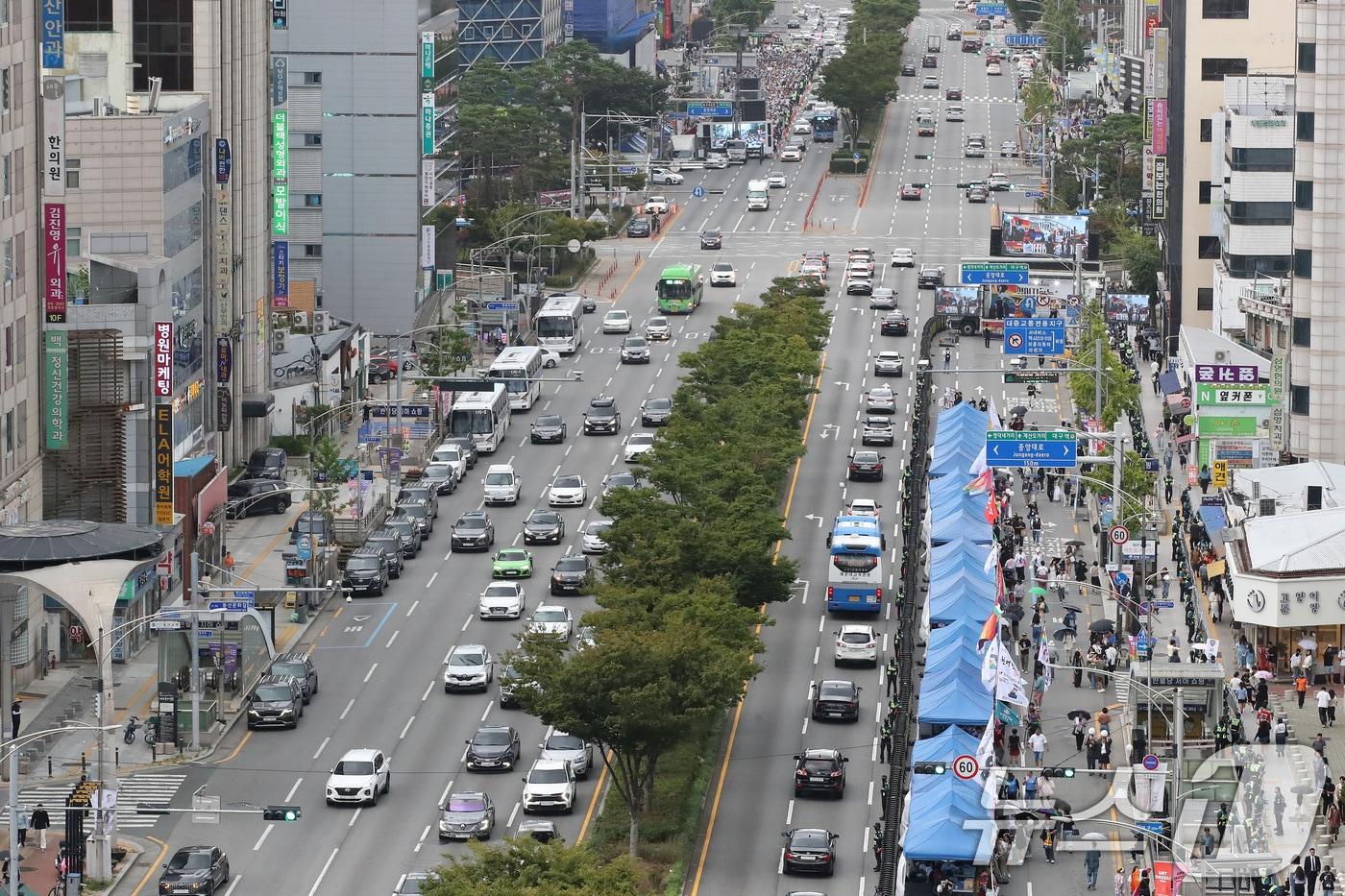 28일 오후 대구 중구 반월당네거리 인근 달구벌대로에서 &#39;제16회 대구퀴어문화축제&#39;와 이를 반대하는 &#39;대구경북 퀴어&#40;동성애&#41; 반대 국민대회&#39;가 동시에 열려 주말 도심 교통이 극심한 정체를 빚고 있다. 2024.9.28/뉴스1 ⓒ News1 공정식 기자