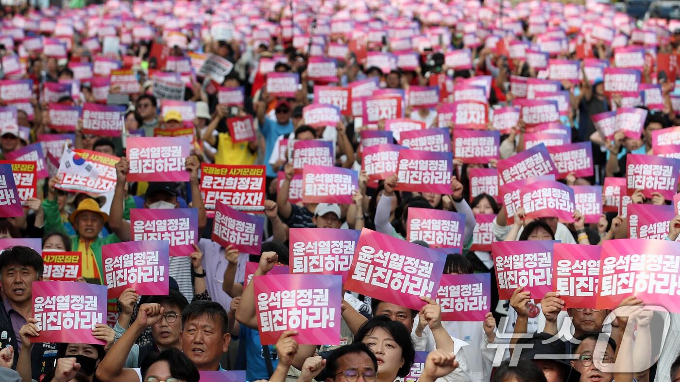 본문 이미지 - 28일 오후 서울 중구 태평로에서 열린 전국민중행동 주최 '윤석열 정권 퇴진 전국동시다발 시국대회' 참가자들이 정권 퇴진을 촉구하는 구호를 외치고 있다. 2024.9.28/뉴스1 ⓒ News1 오대일 기자