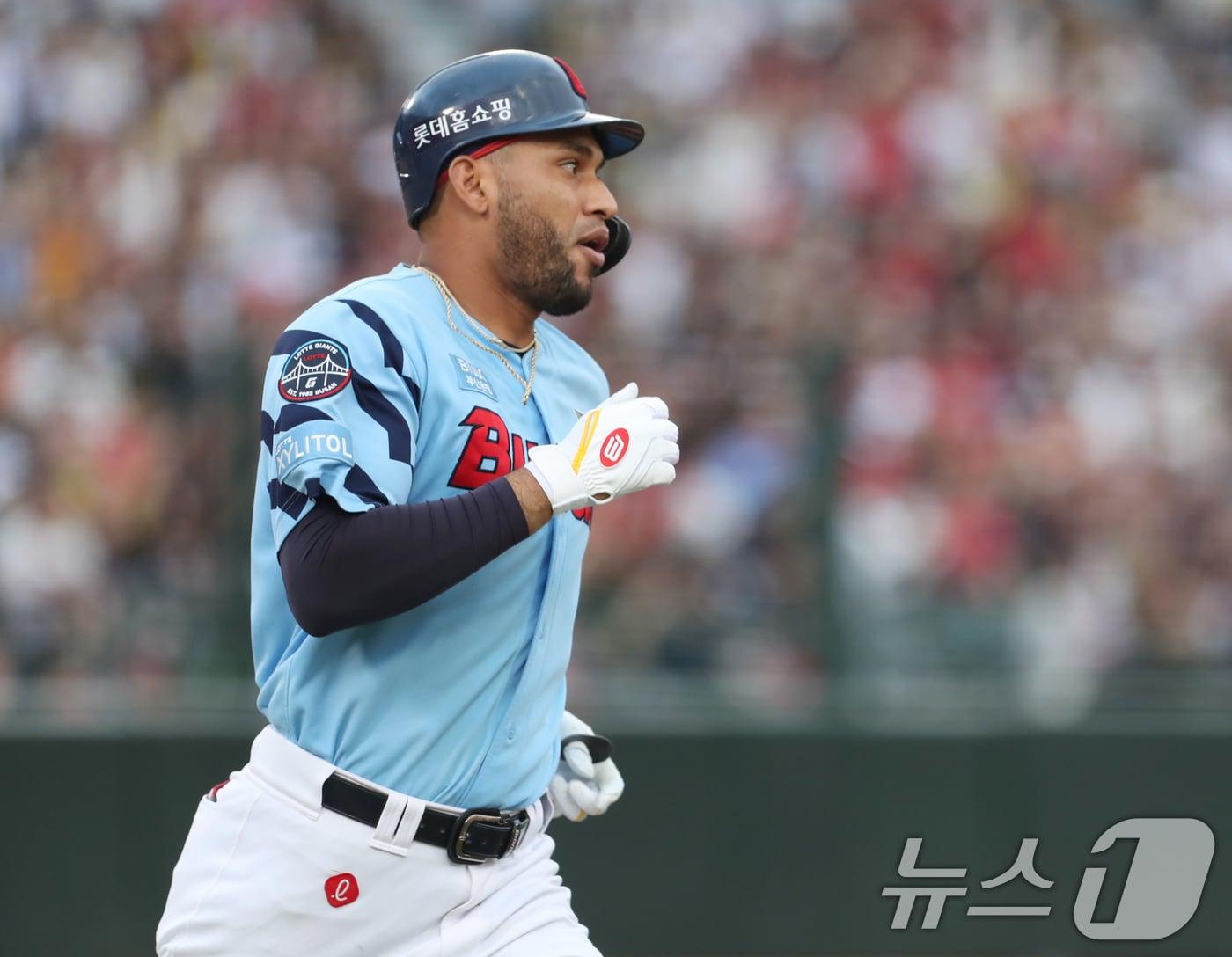 본문 이미지 - 28일 오후 부산 사직야구장에서 열린 '2024 신한 SOL 뱅크 KBO리그' 롯데 자이언츠와 KIA 타이거즈의 경기, 3회말 1사 주자 없는 상황 롯데 레이예스가 안타를 친 뒤 1루로 향하고 있다. 레이예스는 이 안타로 2014년 서건창 이후 10년 만에 200안타 고지를 밟았다. 2024.9.28/뉴스1 ⓒ News1 윤일지 기자