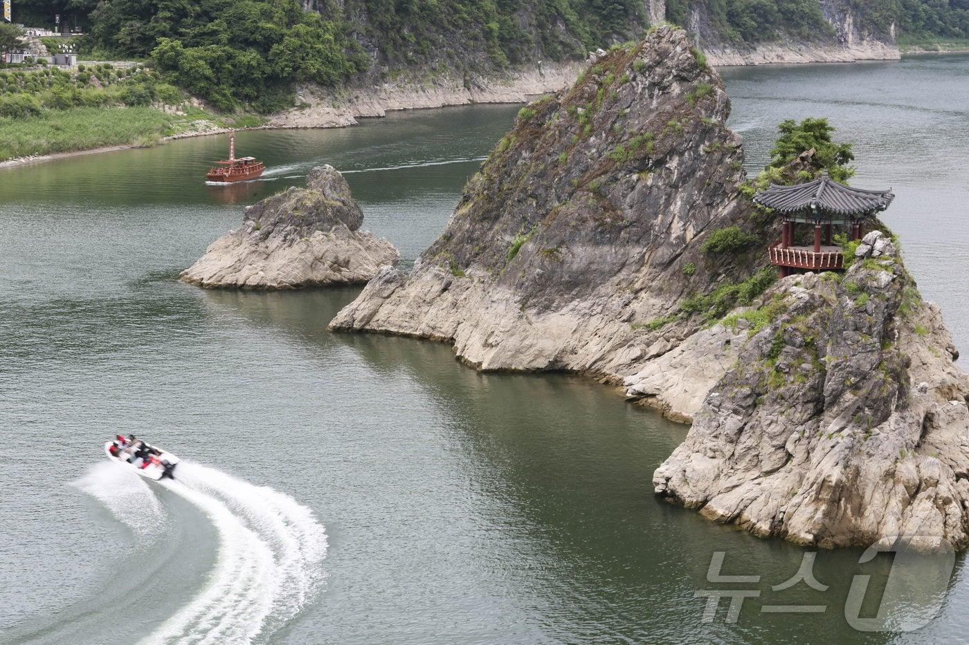  28일 오후 4시쯤 충북 단양군 매포읍 도담삼봉 선착장 인근에서 운행 중이던 유람선이 바위와 부딪혔다. 사진은 도담상봉.(자료사진)/뉴스1