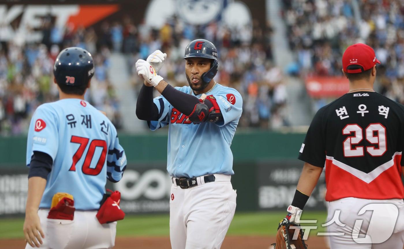 본문 이미지 - 28일 오후 부산 사직야구장에서 열린 '2024 신한 SOL 뱅크 KBO리그' 롯데 자이언츠와 KIA 타이거즈의 경기, 3회말 1사 주자 없는 상황 롯데 레이예스가 1루타를 친 뒤 세리머니를 하고 있다. 레이예스는 이 안타로 2014년 서건창 이후 10년 만에 단일 시즌 200안타 고지를 밟았다. 2024.9.28/뉴스1 ⓒ News1 윤일지 기자