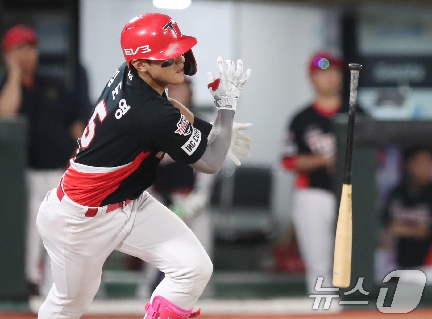 본문 이미지 - 28일 오후 부산 사직야구장에서 열린 '2024 신한 SOL 뱅크 KBO리그' 롯데 자이언츠와 KIA 타이거즈의 경기, 6회초 2사 주자 2루 상황 KIA 김도영이 안타를 치고 있다. 2024.9.28/뉴스1 ⓒ News1 윤일지 기자