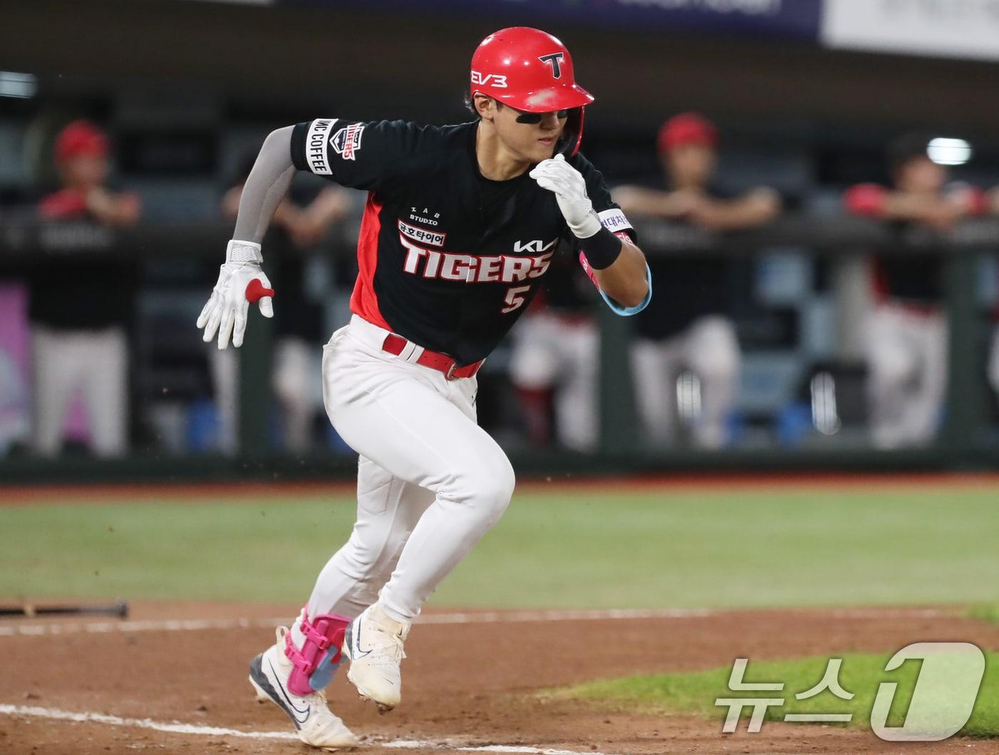 본문 이미지 - 28일 오후 부산 사직야구장에서 열린 '2024 신한 SOL 뱅크 KBO리그' 롯데 자이언츠와 KIA 타이거즈의 경기, 6회초 2사 주자 2루 상황 KIA 김도영이 1루타를 치고 있다. 2024.9.28/뉴스1 ⓒ News1 윤일지 기자
