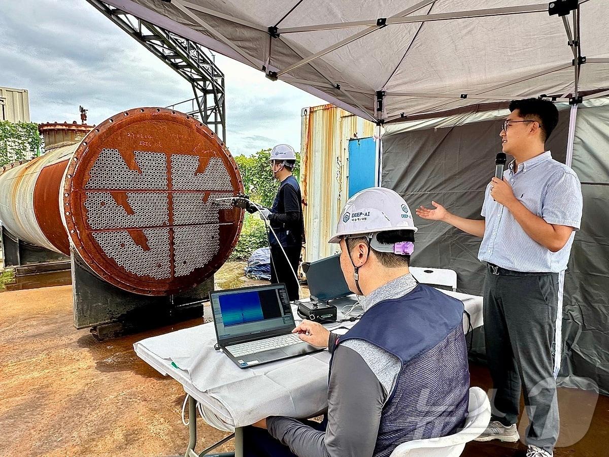 본문 이미지 - 김기수 딥아이 대표가 'AI 비파괴검사(IRIS) 자동 평가 설루션'에 대해 설명하고 있다. 이 설루션은 SK이노베이션과 지역 AI기업 딥아이(DEEP AI)가 세계 최초로 개발했다.(SK이노베이션 제공)