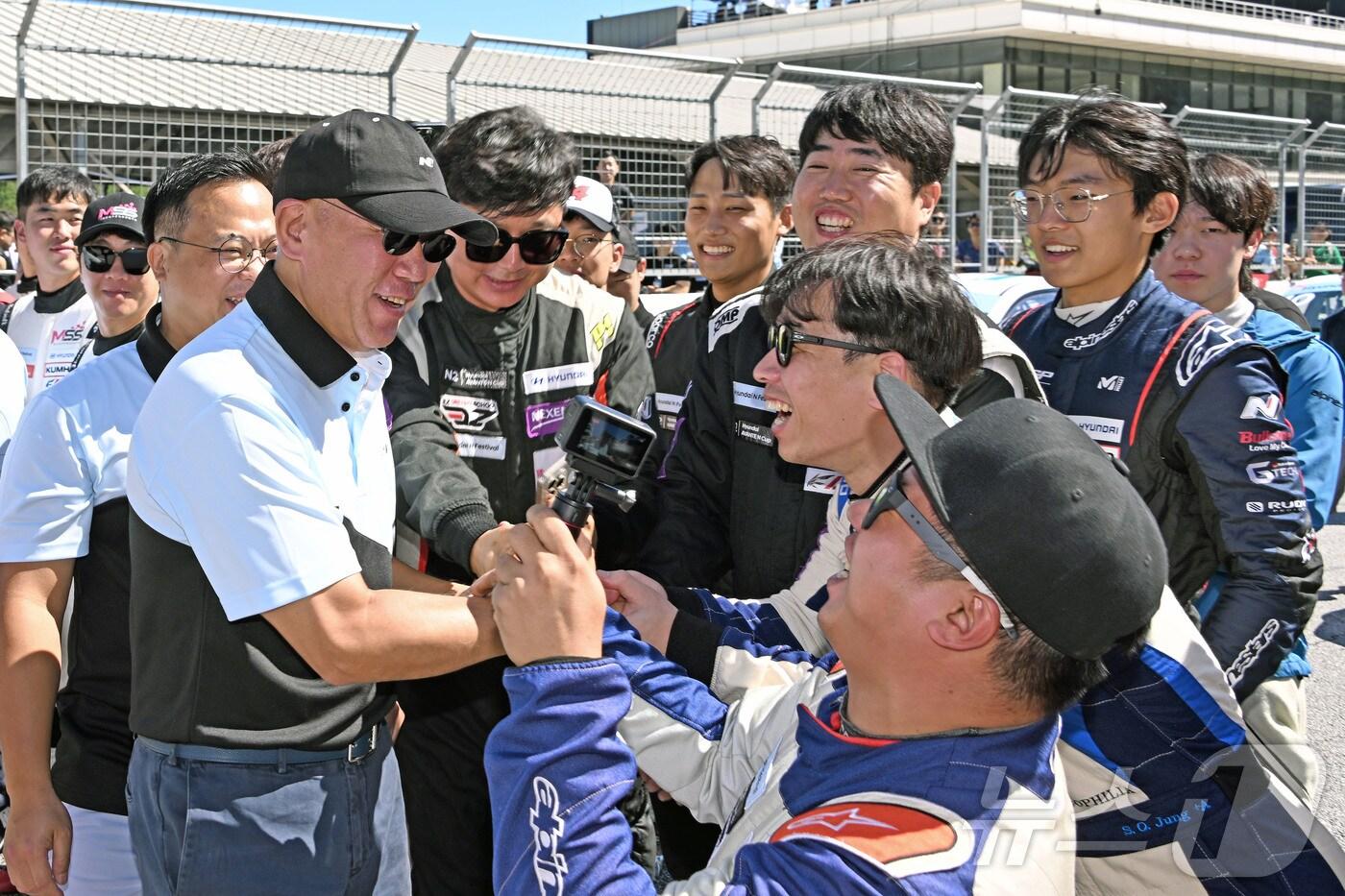 정의선 현대차그룹 회장이 28일 경기 용인 스피드웨이에서 열린 현대 N 페스티벌 4라운드 현장을 방문했다. 정 회장은 이 자리에서 개회사를 통해 국내 모터스포츠 문화 발전을 위한 응원과 격려의 메시지를 전했다.(독자 제공) ⓒ News1 이동희 기자