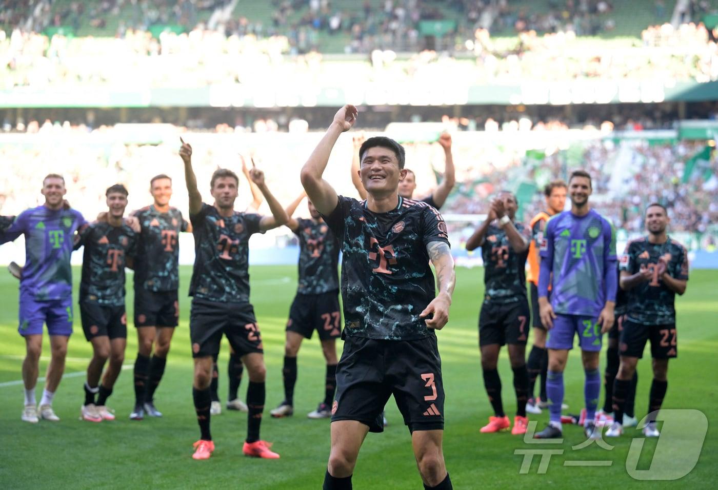 분데스리가 바이에른 뮌헨의 김민재(가운데) ⓒ 로이터=뉴스1