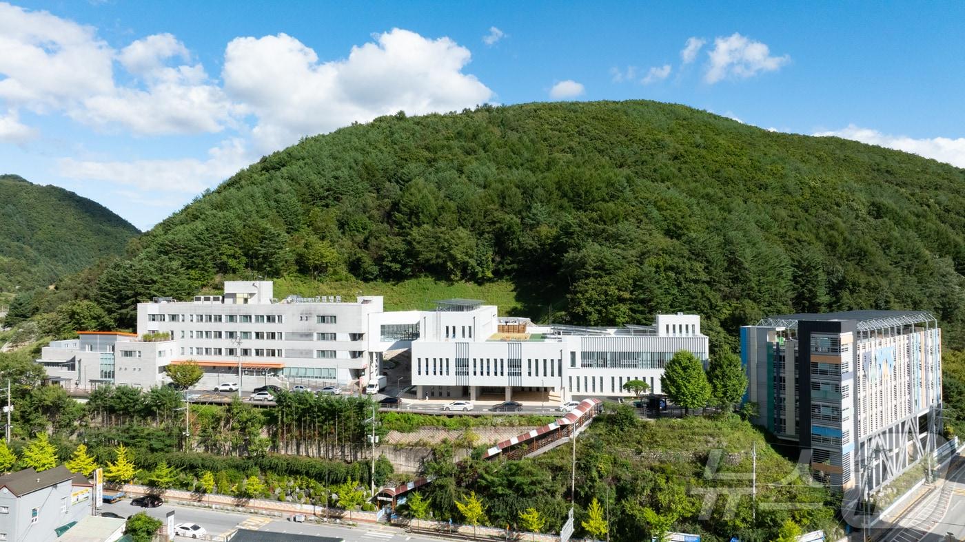 본문 이미지 - 본관동 증축 공사 완료한 강원 정선군립병원 전경.(정선군 제공)