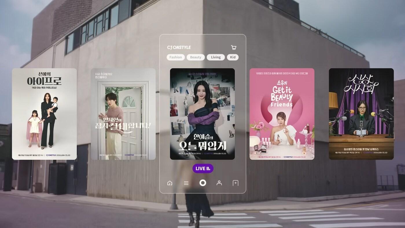 CJ온스타일의 초대형 모바일 라이브쇼 신규 프로그램이 토크 예능처럼 시청자들과 소통하며 매 회 전례 없는 페이지뷰(PV)를 기록하고 있다..(CJ온스타일제공)