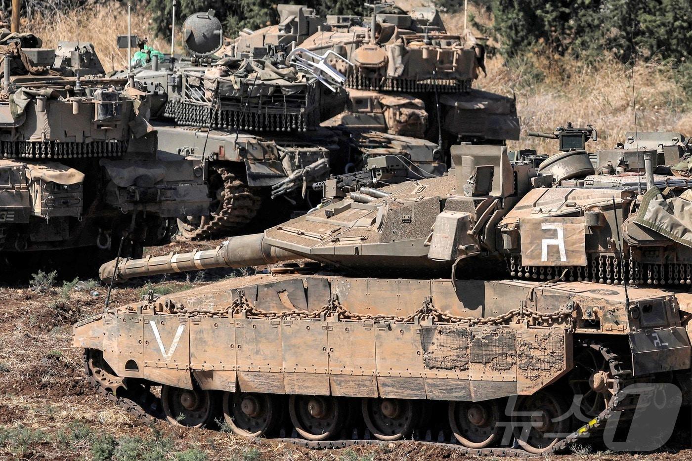 본문 이미지 - 이스라엘 군의 탱크가 레바논과 접경인 상부 갈릴리에서 대기를 하고 있다. 2024.09.29 ⓒ AFP=뉴스1