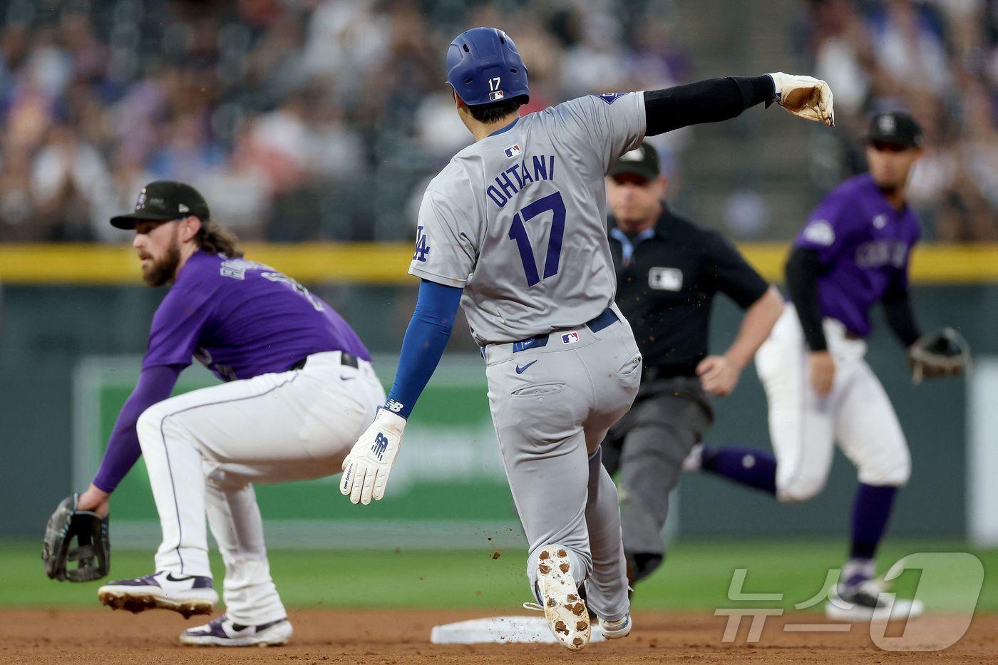 본문 이미지 - 시즌 58호 도루를 기록한 오타니. ⓒ AFP=뉴스1